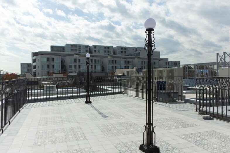 STUDIO EASE砧 4F -ATELIER-｜【ROOFTOP】装飾街灯が並ぶ広々とした屋上スペース