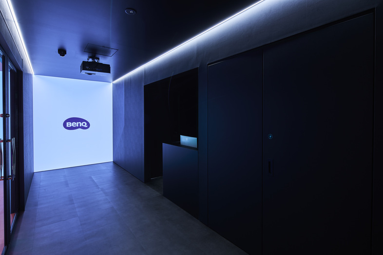 YJ SPACE AOYAMA｜ブルーの光に包まれた黒い通路の奥にロゴが浮かび、近未来的な世界観を作れる