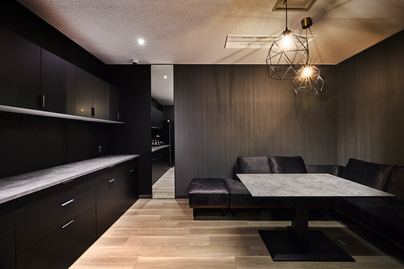 YJ SPACE AOYAMA｜黒を基調とした洗練された家具は、商談シーンやスタイリッシュなオフィスシーンの撮影に