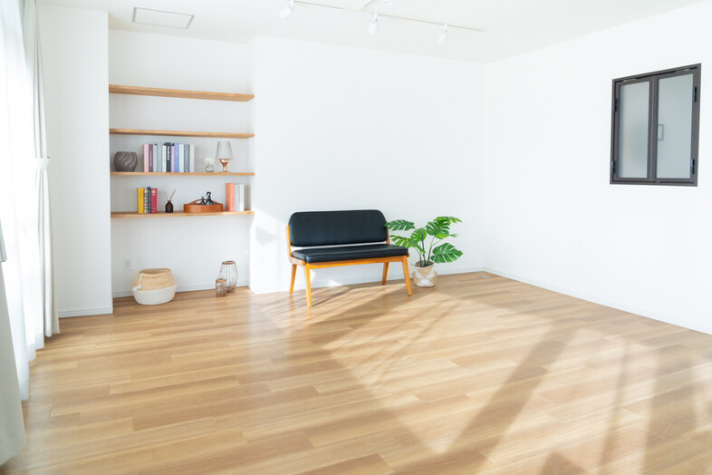 say studio｜余白ある白壁と黒いベンチソファの組み合わせは人物撮影に
