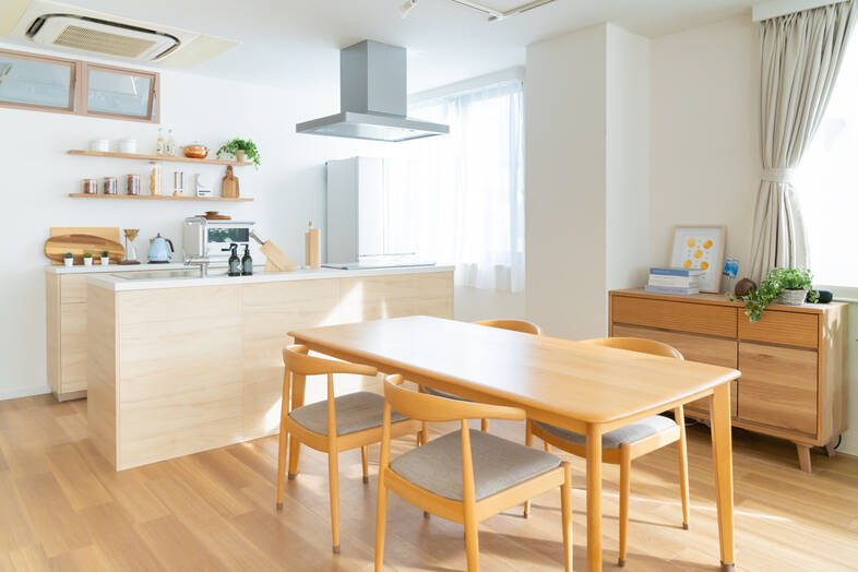 say studio｜木目のダイニングとキッチンがつながる空間は食卓撮影におすすめ
