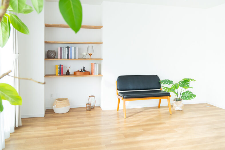 say studio｜本棚と黒いベンチソファを背景にした一角