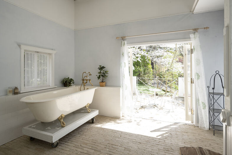 Greige House Studio by KIC｜【東ルーム】猫脚バスタブはキャスター移動が可能なため好みのレイアウトに調整できる