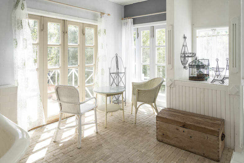 Greige House Studio by KIC｜【東ルーム】籐椅子とレンガ床が調和する空間