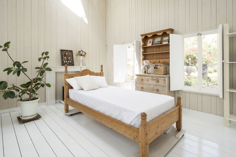 Greige House Studio by KIC｜【カントリールーム】白木の板張り壁とアンティーク家具が調和する、温もりのある撮影空間