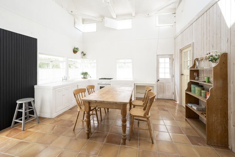Greige House Studio by KIC｜【ダイニングキッチン】L字型のタイルトップキッチンは、実際に使用可能なガスレンジ＆シンク付き