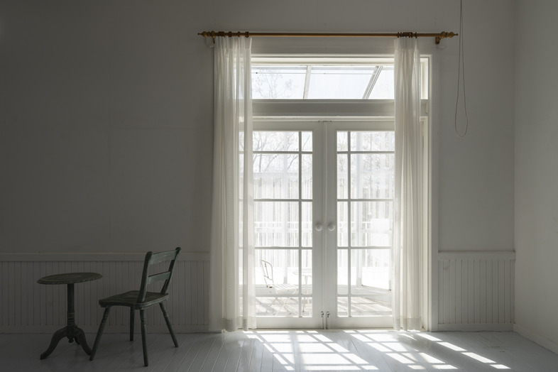 Greige House Studio by KIC｜【センターリビング】大きな窓から柔らかな光が差し込み、白い空間に美しい陰影を描く一室