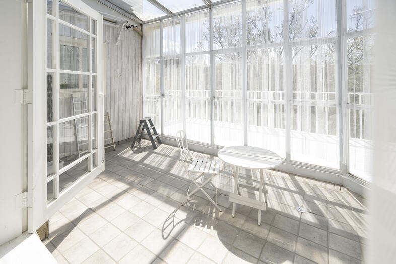 Greige House Studio by KIC｜【サンルーム】天窓からたっぷりの自然光が入るサンルーム