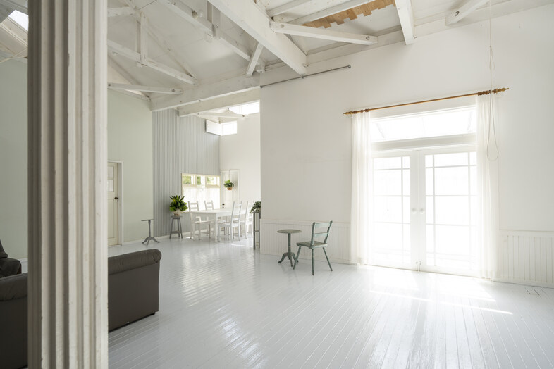 Greige House Studio by KIC｜【センターリビング】大きな窓から光が広がる、白を基調とした爽やかなリビングダイニング