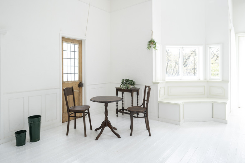 Greige House Studio by KIC｜【西ルーム】アンティークの丸テーブルと出窓のベンチシートが並ぶ、落ち着きのあるスペース