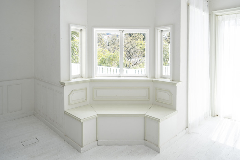 Greige House Studio by KIC｜【西ルーム】三連窓の向こうに緑を望む出窓ベンチ