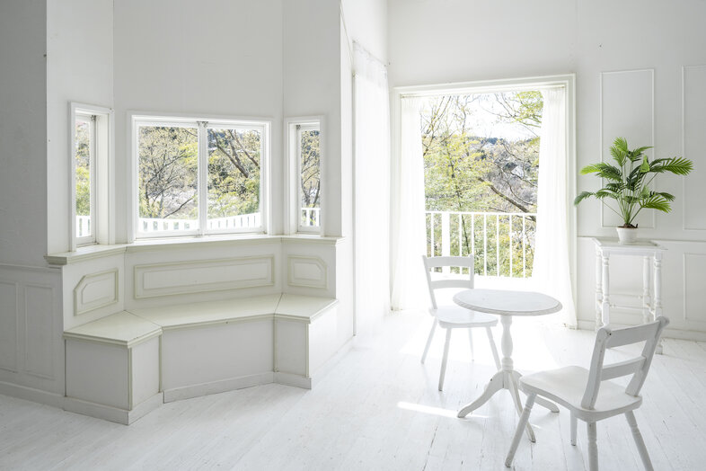 Greige House Studio by KIC｜【西ルーム】出窓のベンチと白いカフェテーブルが並ぶ空間
