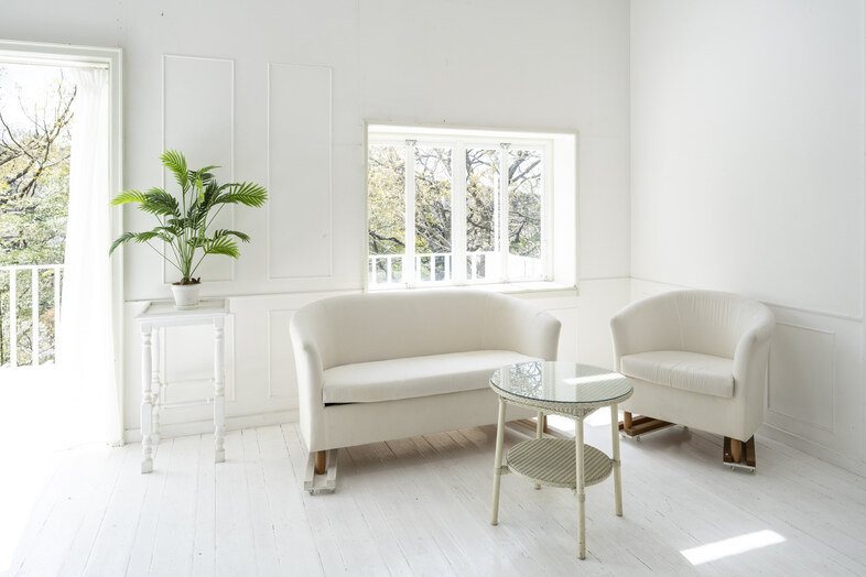 Greige House Studio by KIC｜【西ルーム】クリーム色のソファセットにより、柔らかく上品な雰囲気のあるリビングスペース