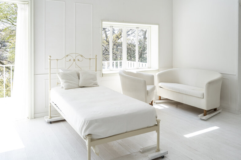 Greige House Studio by KIC｜【西ルーム】アイアンベッドと白いソファが並ぶ、クラシカルな撮影空間
