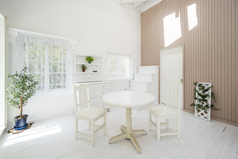 Greige House Studio by KIC｜【西ルーム】くすみピンクの壁と小さな階段が目を引く、遊び心のある可愛らしいスペース