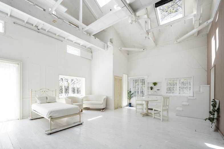 Greige House Studio by KIC｜【西ルーム】高い勾配天井の下に多彩な家具が並び、一室の中でさまざまな表情を見せる大空間