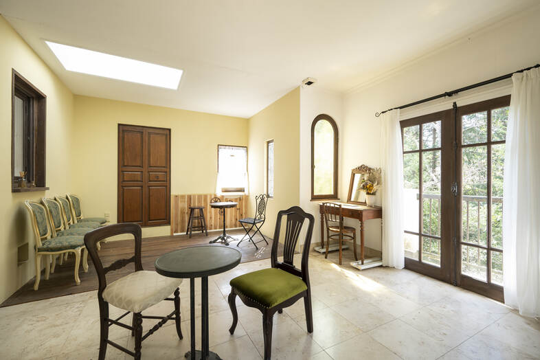 Greige House Studio by KIC｜【北ルーム】生成り色の壁と木製建具が調和し、時代を感じさせるレトロな雰囲気のある空間
