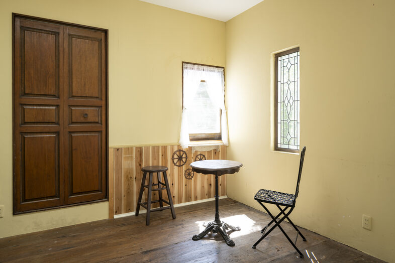 Greige House Studio by KIC｜【北ルーム】ステンドグラス窓と木の丸テーブルが並ぶ、温かく落ち着いた小部屋