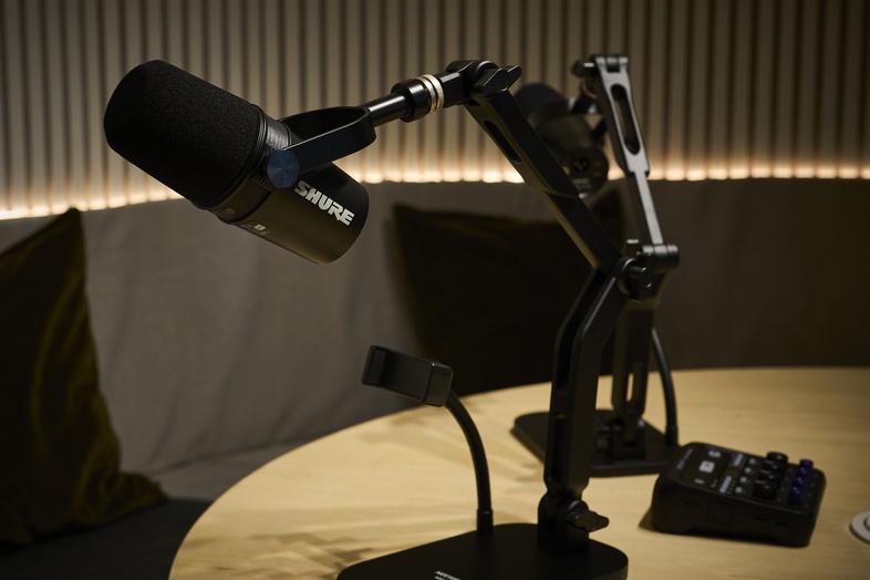 Video & Podcast Studio | STORYS STAND IKEJIRI｜SHURE MV7シリーズ マイク（3本）