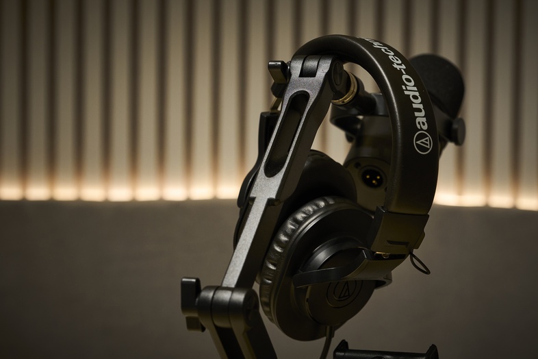 Video & Podcast Studio | STORYS STAND IKEJIRI｜audio-technicaのヘッドホン