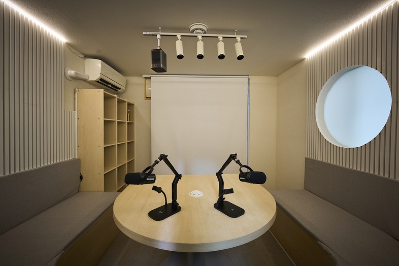 Video & Podcast Studio | STORYS STAND IKEJIRI｜ロールスクリーンでプライバシー保護も可能