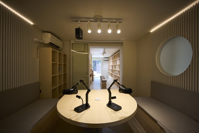 Video & Podcast Studio | STORYS STAND IKEJIRI｜Podcast収録の現場感と街に開かれた空間の奥行きを一画面で表現できる構図