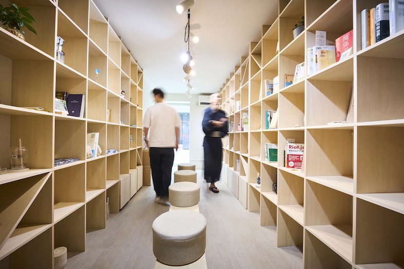 Video & Podcast Studio | STORYS STAND IKEJIRI｜図書館のように本棚が並ぶ空間