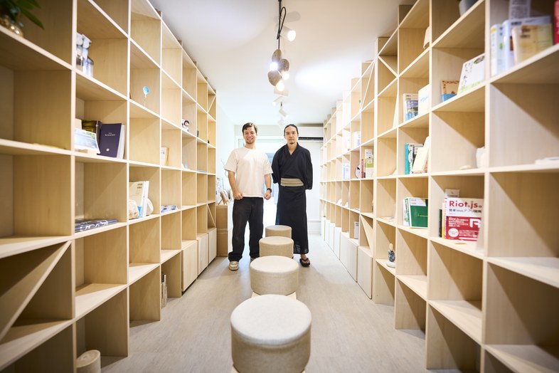 Video & Podcast Studio | STORYS STAND IKEJIRI｜本棚を背景にした、インタビュー・対談撮影に最適