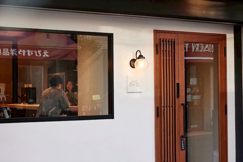 あおいやま｜窓越しの人物や食事風景を取り入れたレストラン・カフェ設定の撮影に