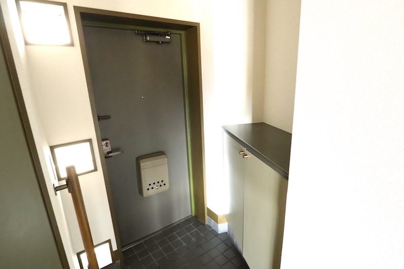ルブール ルポン｜集合住宅らしいシンプルな玄関は訪問シーンにぴったり