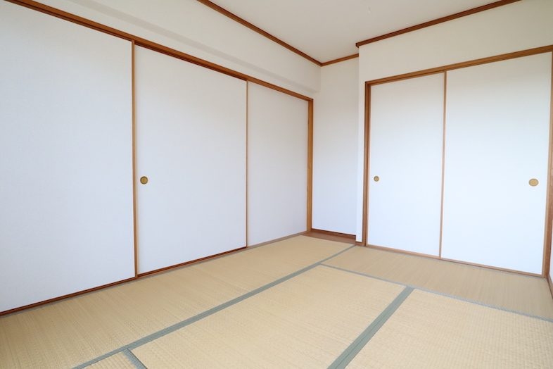 ルブール ルポン｜襖に囲まれたシンプルな和室