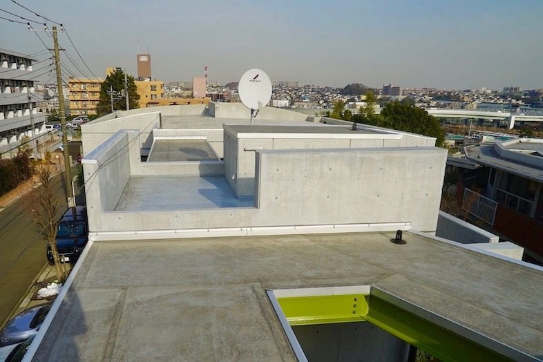 ルブール ルポン｜コンクリート造の建物と街並みが広がる都市的な空間