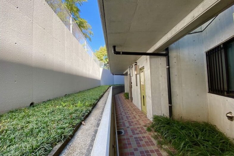 ルブール ルポン｜植栽沿いに続く通路