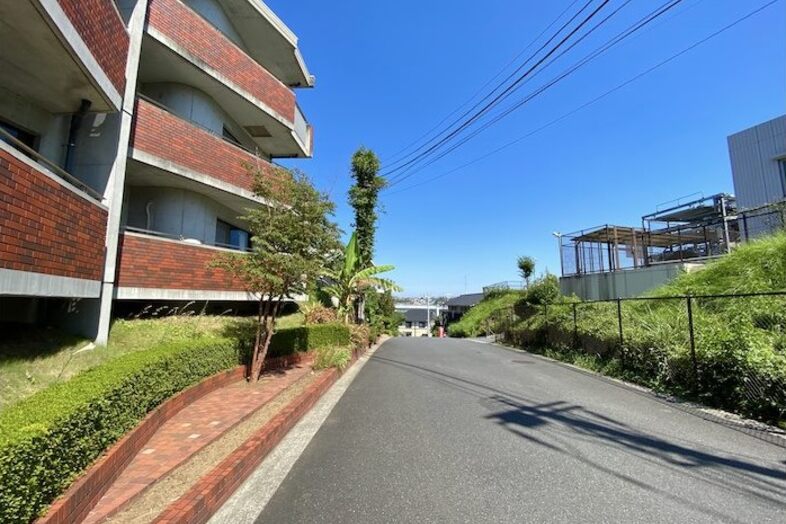ルブール ルポン｜マンション沿いの坂道は帰宅や外出シーンの撮影に最適