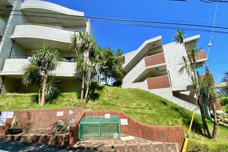 ルブール ルポン｜傾斜地に建つ個性的な低層マンションを道路側から撮影可能