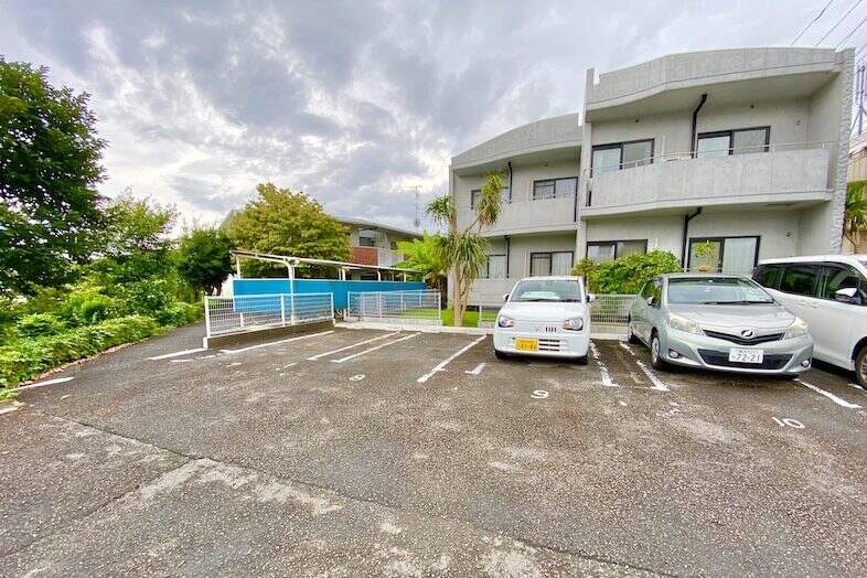 ルブール ルポン｜建物と駐車スペースを一画面に収めた外観撮影が可能