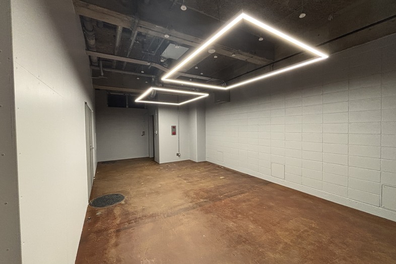 STUDIO GOZAR AKIBA｜コンクリートブロック塗装の壁とスクエア照明が印象的な空間
