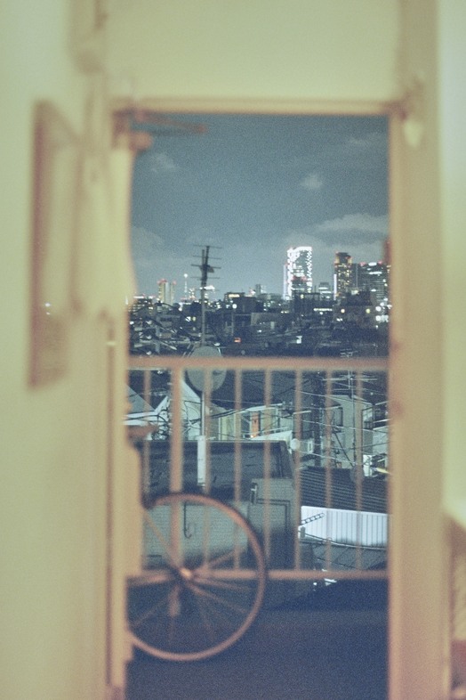 SEE YOU TOMORROW｜玄関越しに夜景が広がる、都会的な空間