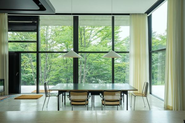 【スタジオ 1】大きなガラス窓と木製家具が調和する、広々としたダイニングキッチン
