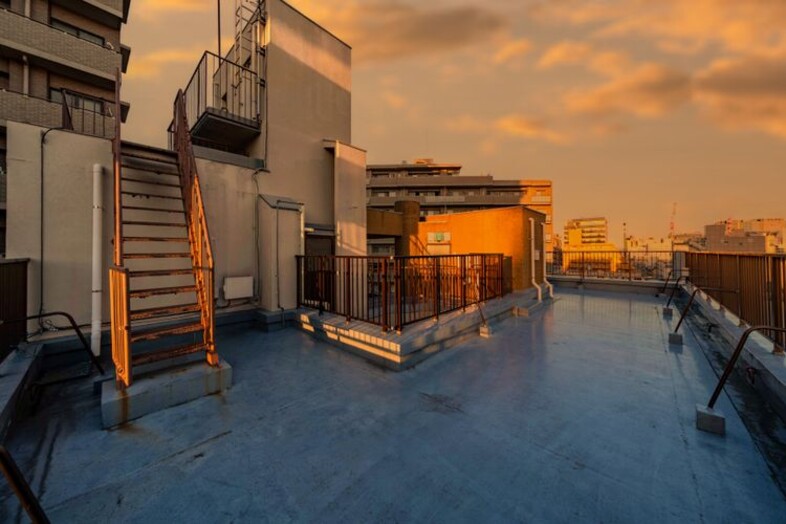 承認欲求STUDIO｜【9F】夕焼けに染まる屋上は情緒のあるアーティスト写真やポートレート撮影におすすめ