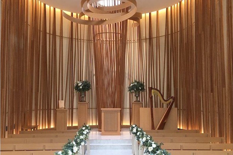 NEEDS神戸山手(旧 山手迎賓館神戸)｜【チャペル】木の壁と祭壇