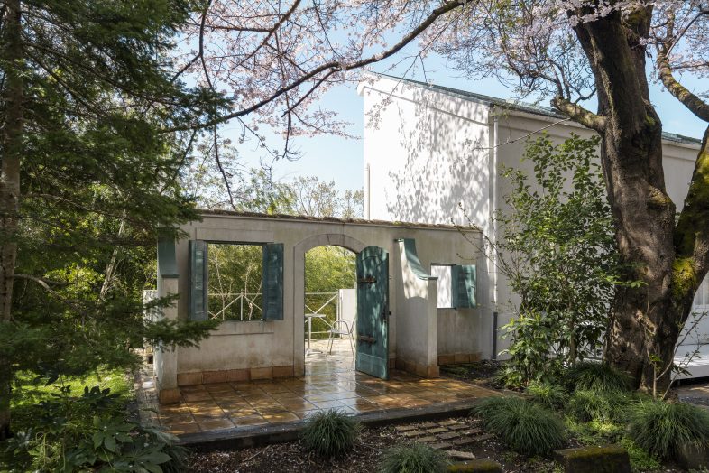 Greige House Studio by KIC｜【ガーデンテラス】アーチ型の扉の先に中庭が広がる、奥行きのある撮影が可能なロケーション
