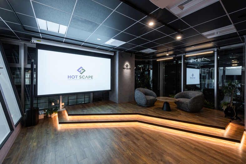 株式会社ホットスケープ 本社オフィス｜【フリースペース】120インチの電動スクリーンと段差照明は、セミナーやプレゼン撮影に最適