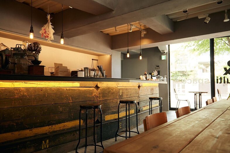 STUDIO EASE砧 3F -SALON-｜【CAFE】古材カウンターが印象的なヴィンテージカフェ