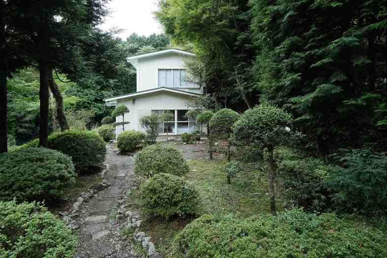 HAKONE SENGOKUHARA SOGEN｜芝庭越しに望む白い外観は別荘で過ごすシーンの撮影に最適