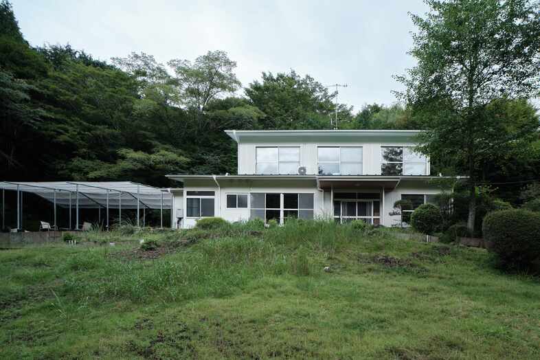 HAKONE SENGOKUHARA SOGEN｜広い芝庭と白い家屋を一望できる外観