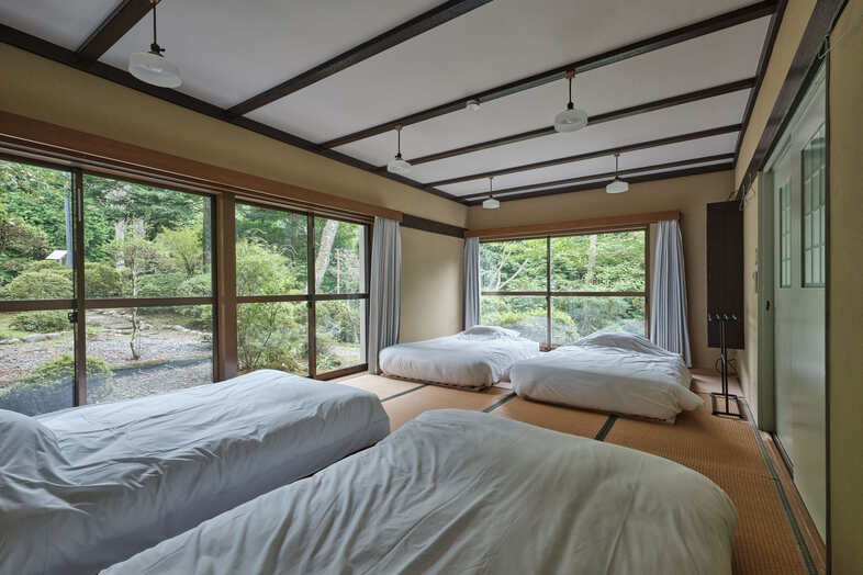 HAKONE SENGOKUHARA SOGEN｜二面の窓から庭を望む畳敷きの寝室