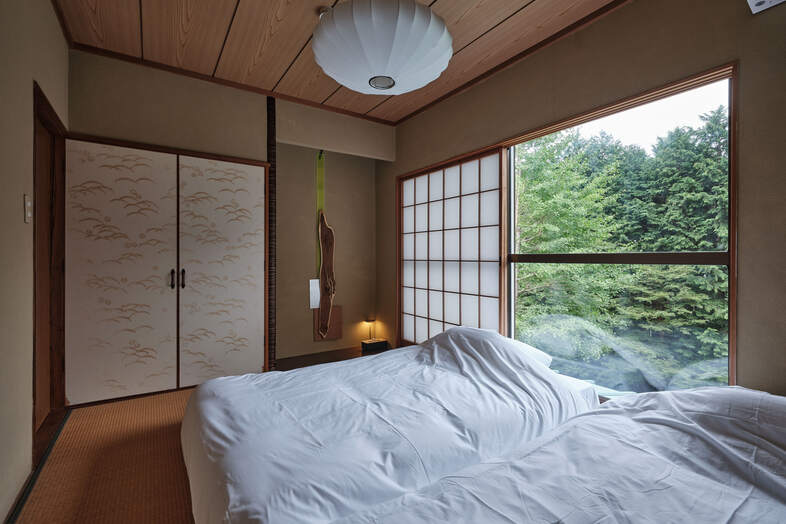 HAKONE SENGOKUHARA SOGEN｜襖と庭を望む窓を備えた和室は旅館を思わせる生活シーンにぴったり