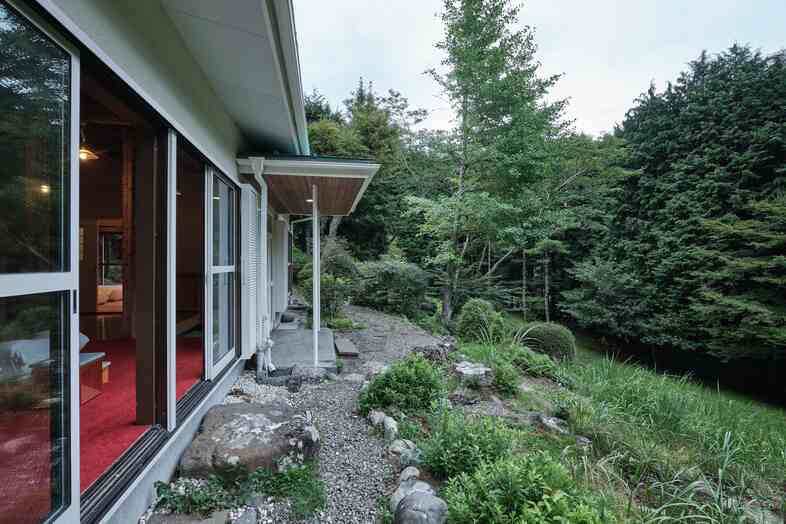 HAKONE SENGOKUHARA SOGEN｜室内からそのまま庭へ続く動線を活かした、出入りを伴う撮影に