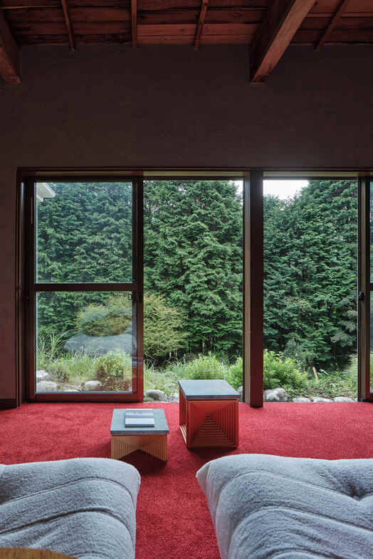 HAKONE SENGOKUHARA SOGEN｜窓いっぱいに森を望むリビングは自然を背景にした人物撮影にぴったり